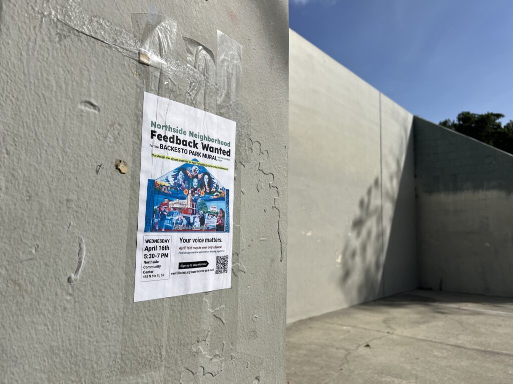Una asociación de vecinos cerca del Parque Backesto, a las afueras del centro de San José, se opone a un mural de temática chicana en la parte trasera de las canchas de balonmano. Foto de Brandon Pho.