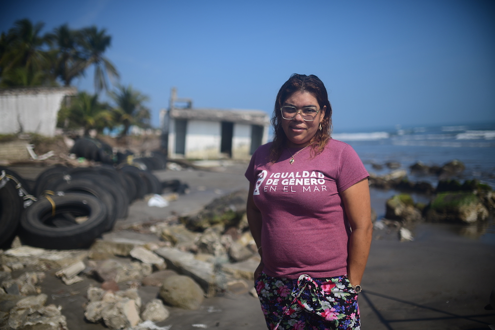 Nancy Ochoa, de Las Barrancas, integra una asociación para la recuperación de las playas afectadas por la erosión. Foto: Oscar Martínez MOGABAY